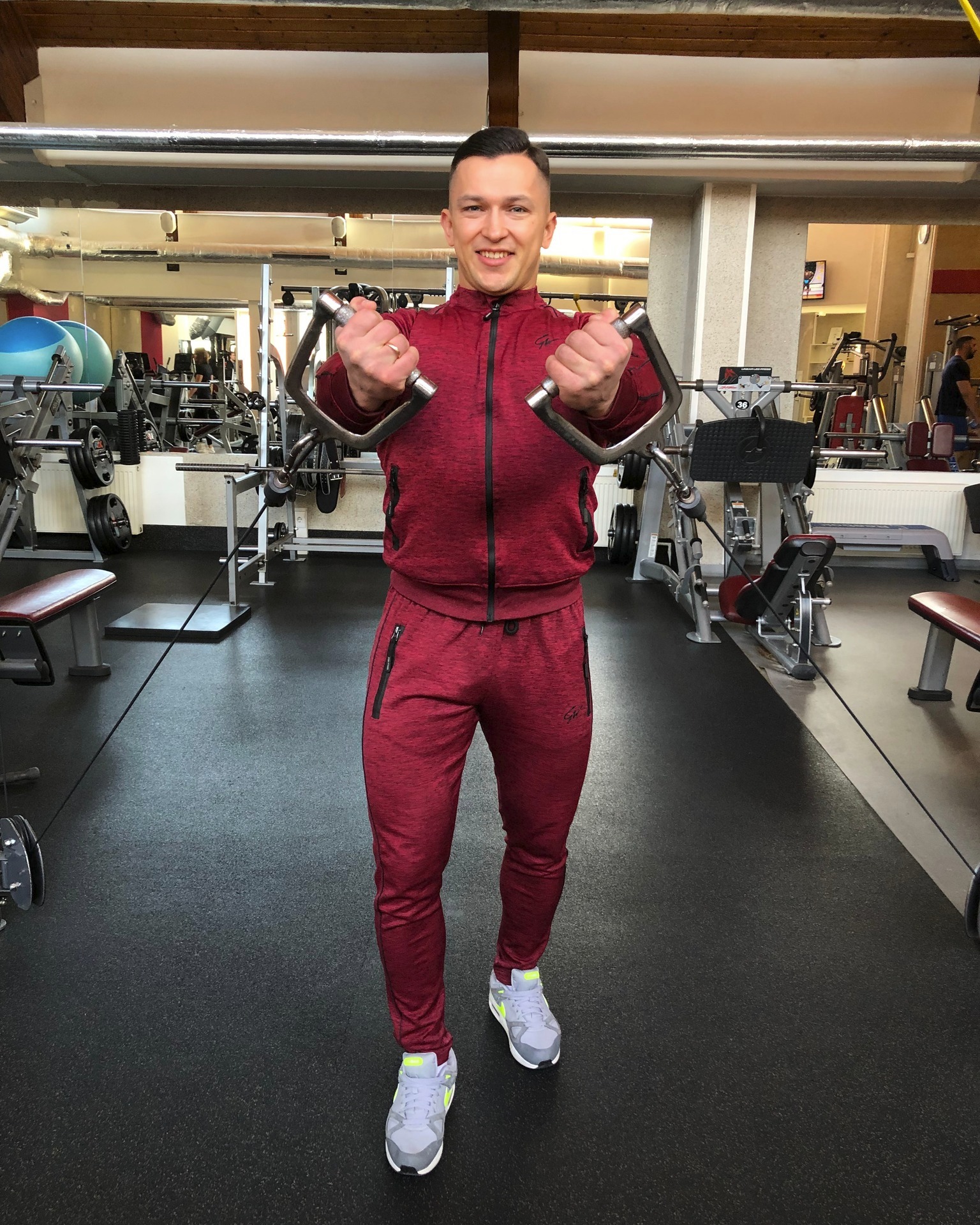 Rankų pritraukimas grindų lynai pratimo pabaiga
